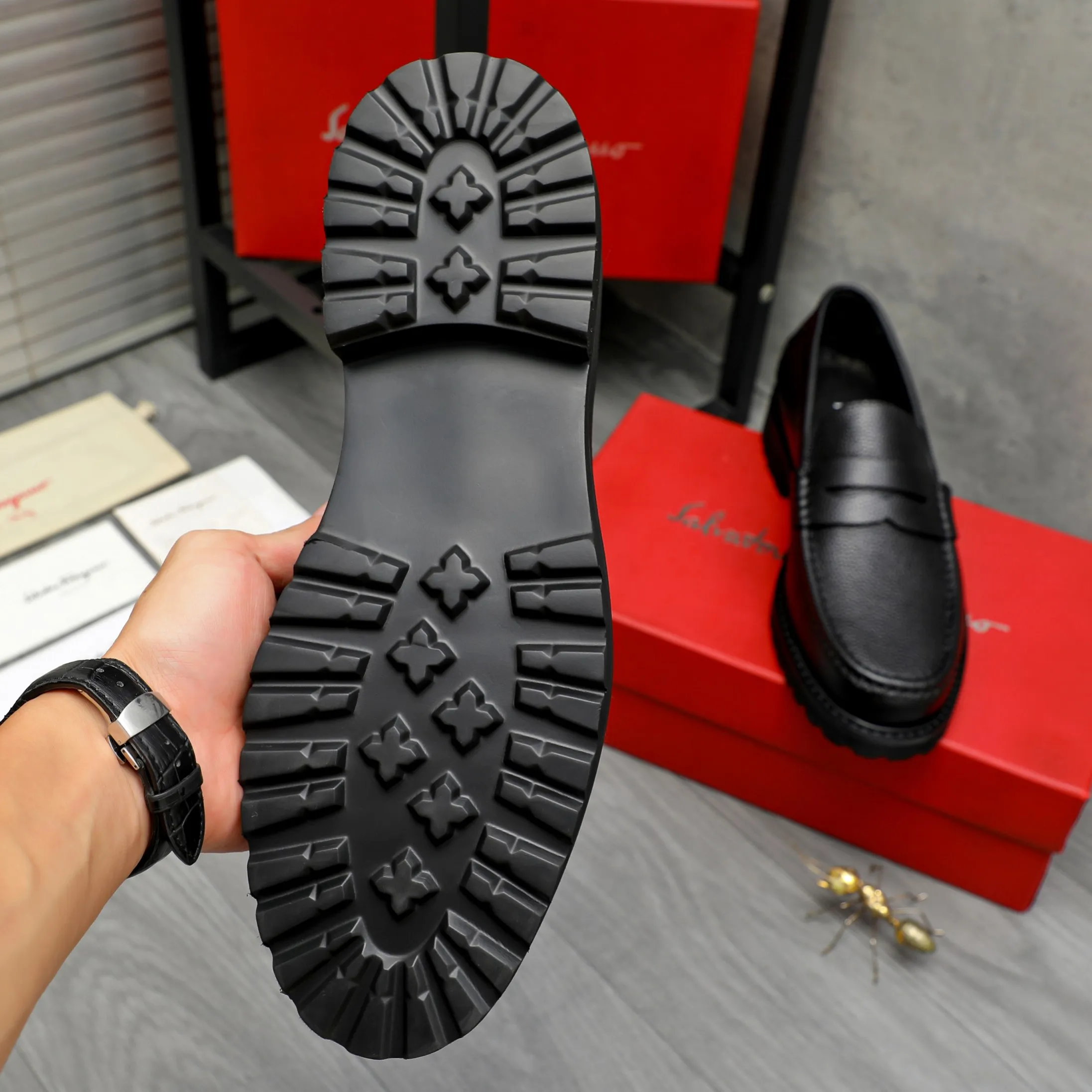 Men's shoes 💰442 Product trademark: Ferragamo "Ferragamo" business formal leather shoes Regular size: 38-46 (45.46 is custom-made and non-returnable) Product materials: Selected small pebbled cowhide upper, cowhide lining, non-slip rubber outsole